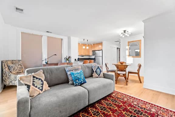 Spacious 2 BDR + 2 BTH Condo near Wrigley Field! - Image 4