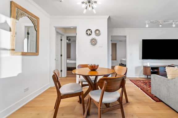 Spacious 2 BDR + 2 BTH Condo near Wrigley Field! - Image 5