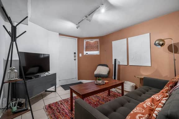 Cozy Chicago Garden Unit - Sleeps 6! - Image 2
