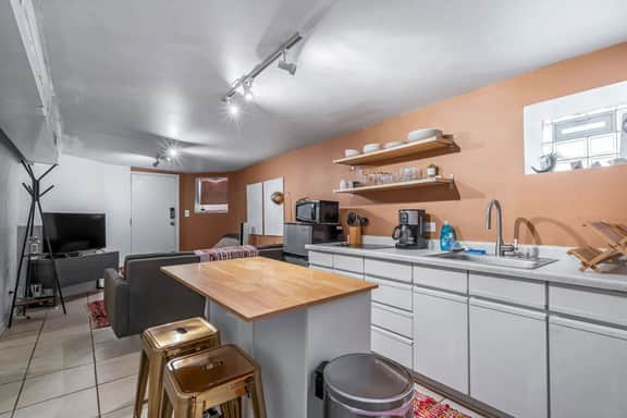 Cozy Chicago Garden Unit - Sleeps 6! - Image 3