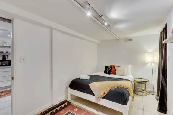 Cozy Chicago Garden Unit - Sleeps 6! - Image 4