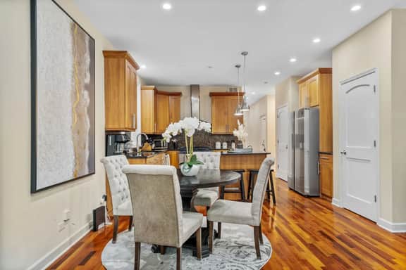 Spacious Duplex - 4BD/3BA - Sleeps 12! - Image 2