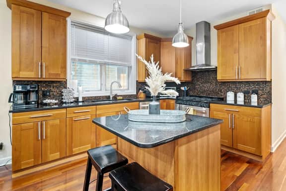 Spacious Duplex - 4BD/3BA - Sleeps 12! - Image 3