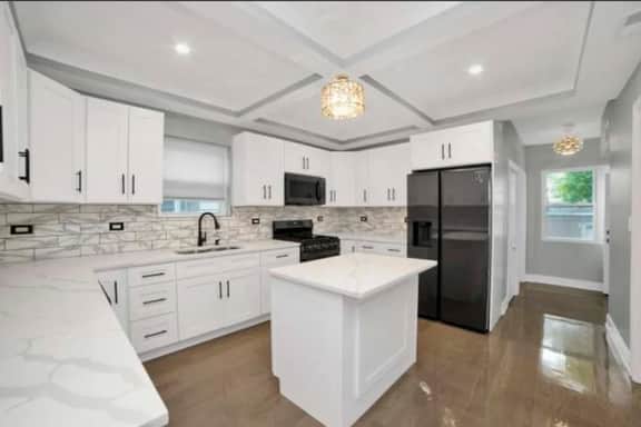 Gorgeous 7BD Home w/ Garage - Image 4