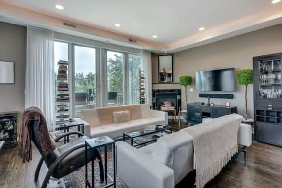 Upscale Penthouse Private Balcony Amazing Views - Image 4