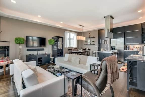 Upscale Penthouse Private Balcony Amazing Views - Image 2