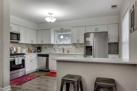 Bright 3 Bed W/ Laundry & Parking 8min Downtown - Image 3
