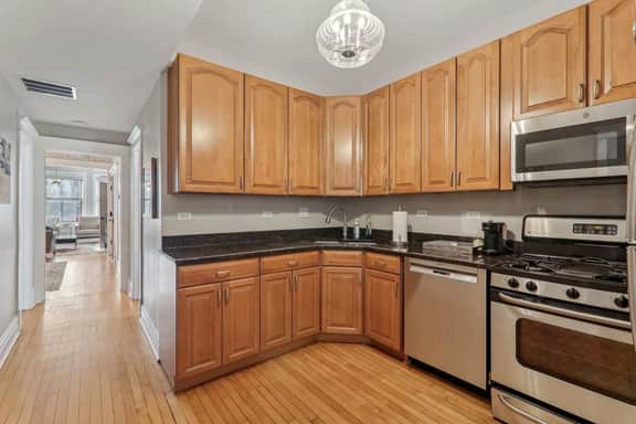 Stylish Comfy Flat by Wrigley Field+CTA for Groups - Image 5