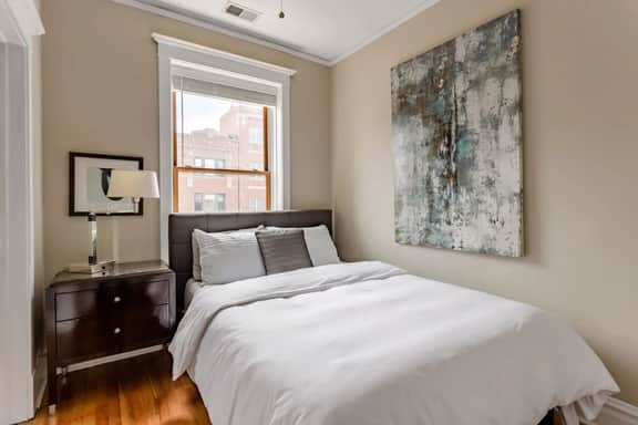 Stylish Comfy Flat by Wrigley Field+CTA for Groups - Image 4
