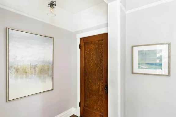 Contemporary Apartment Near Wrigley Field w/ Yard - Image 3