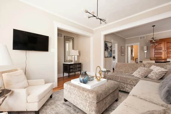 Comfy/Elegant Home by Wrigley, Garage Spot & Yard - Image 2