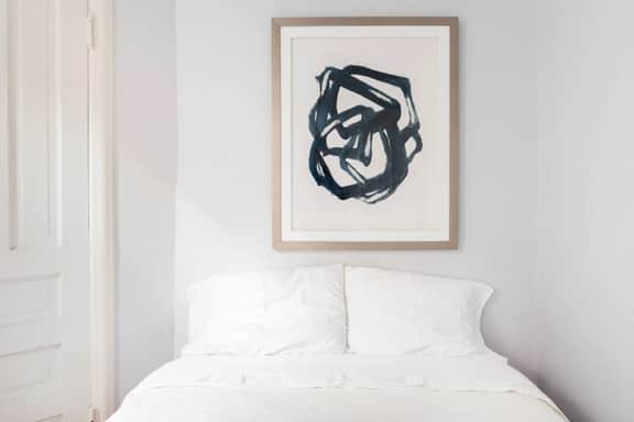 Sophisticated, Historic & Comfy Flat near Wrigley! - Image 3