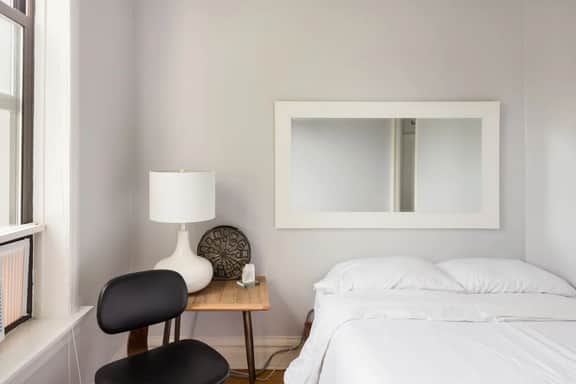 Sophisticated, Historic & Comfy Flat near Wrigley! - Image 2
