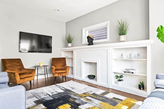 Spacious 8 BDR + 2 Kitchens + Garage! Sleeps 16! - Image 2