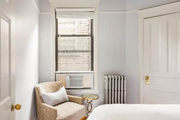 Sophisticated, Historic & Comfy Flat near Wrigley! - Image 4