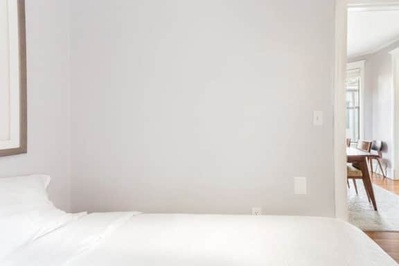 Sophisticated, Historic & Comfy Flat near Wrigley! - Image 5