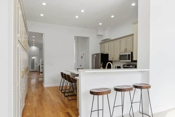 The Claremont Cozy | 4BR + Free Private Parking - Image 2