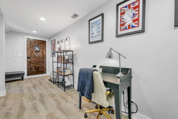 Modern 2 Bedroom Garden Condo Near United Center - Image 5