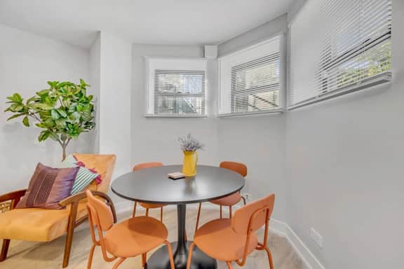 Modern 2 Bedroom Garden Condo Near United Center - Image 3