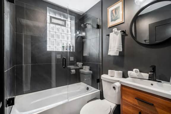 Spacious / New - 8BD/4BTH - Sleeps 16 + Garage! - Image 2