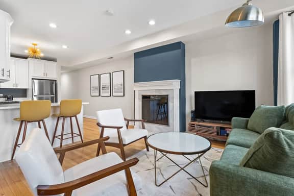 The Home Run: Modern 2BR Steps from Wrigley Field - Image 5