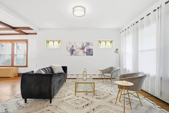 Charming Oak Park 4bd/3.5ba and 2 Private Parking - Image 4