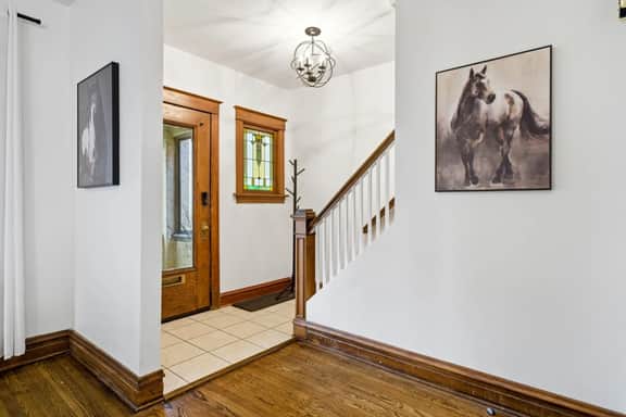 Charming Oak Park 4bd/3.5ba and 2 Private Parking - Image 2