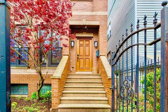 Beautiful 4 BR Family Home near Wrigley - Image 2