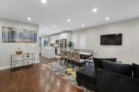 Gorgeous 5 BDR/ 4BA in Logan Square w/Parking! - Image 3