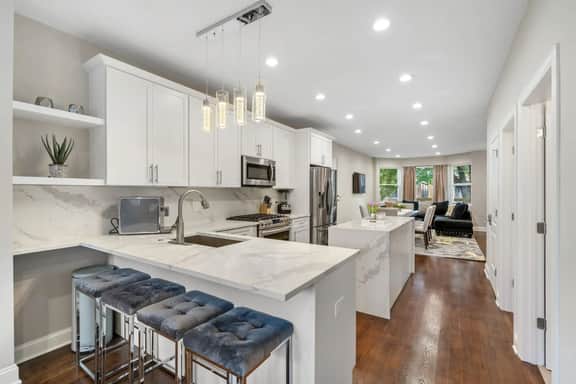 Gorgeous 5 BDR/ 4BA in Logan Square w/Parking! - Image 4
