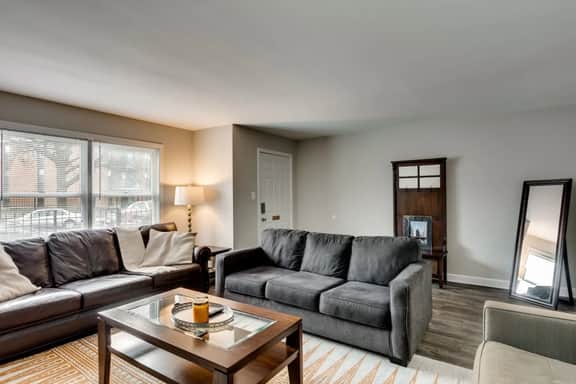 3 Br/2 Ba W/ Building Laundry by Il Med District - Image 2