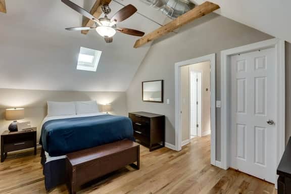 Bright & Lofty Bucktown 1br - Image 3