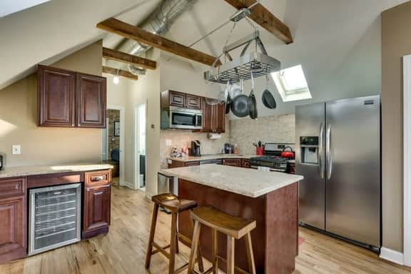 Bright & Lofty Bucktown 1br - Image 2